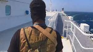 الحوثيون يؤكدون استهداف سفينة &quot;رفضت الاستجابة للتحذيرات&quot;