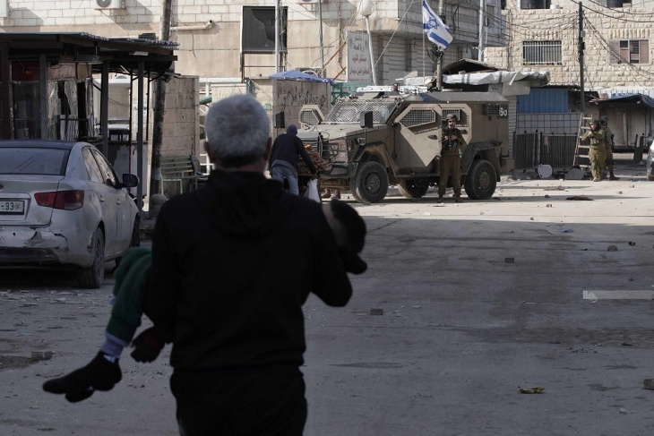 اصابة ثلاثة جنود- جيش الاحتلال يقتحم جنين ويفجر منازل  