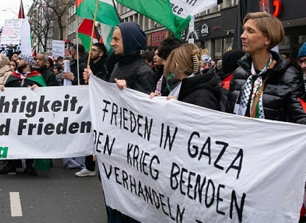 Massive demonstrations in Western capitals and cities to stop the war on Gaza