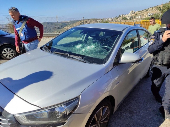 An Israeli was injured in a shooting attack near the “Ateret” settlement. The perpetrators fled