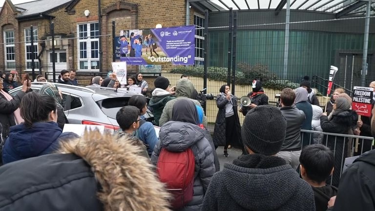 Demonstrations in front of a British school that punished a child for raising the Palestinian flag