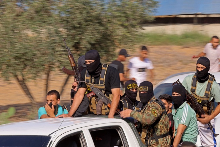 صحيفة إسرائيلية: حماس تضع شروطا خيالية لصفقة الأسرى