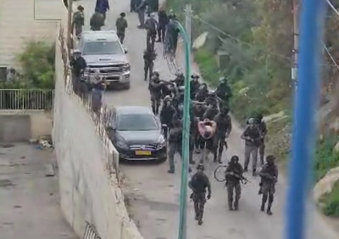 11 Jerusalemites arrested... Continuing confrontations in the village of Jabal Mukaber