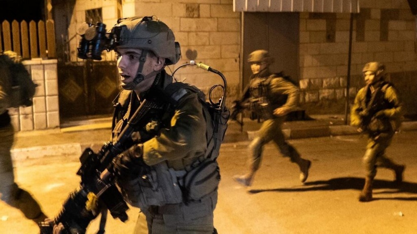 The occupation forces arrest 19 citizens from Yatta