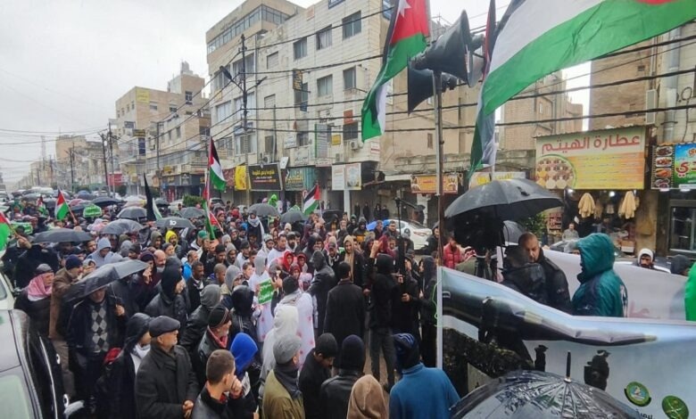 Despite the rain... a march in the Jordanian capital in support of Gaza