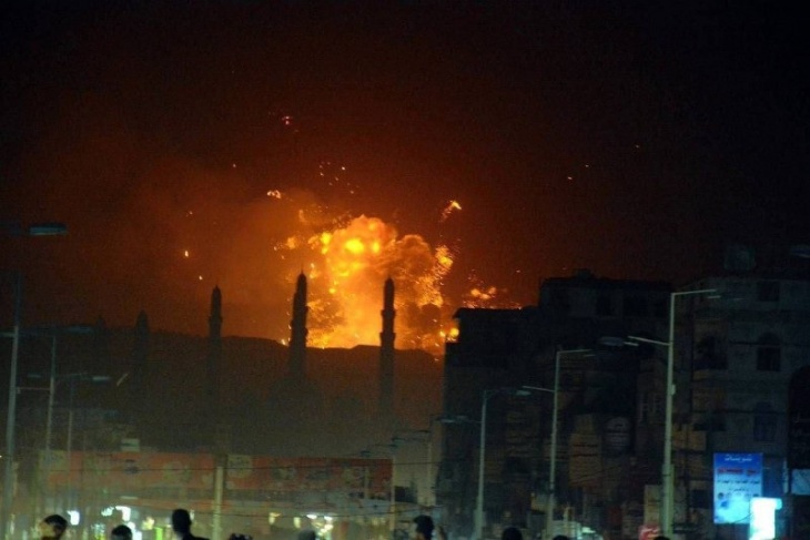 Bombing on a Houthi military base in the Yemeni city of Hodeidah