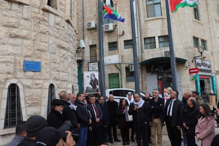 (Photos) Raising the South African flag in front of the Bethlehem municipality building