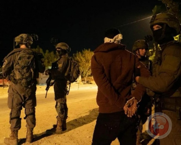The occupation arrests 12 citizens from Hebron Governorate