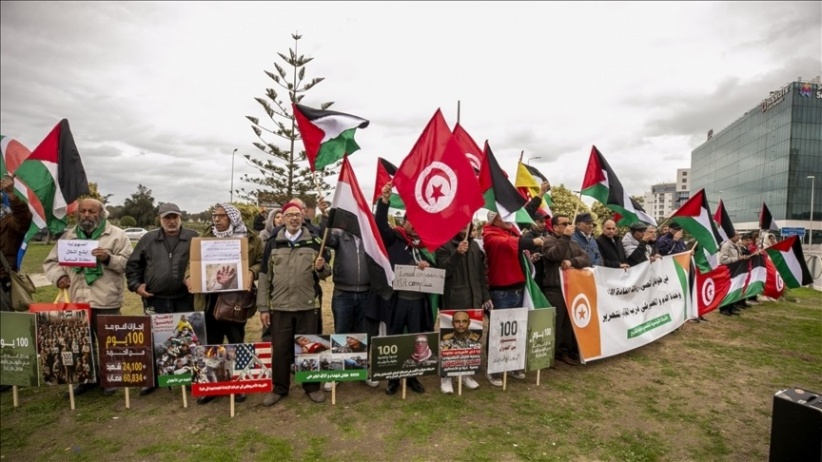 Demonstrators in front of the American Embassy in Tunisia: To stop the aggression against Gaza