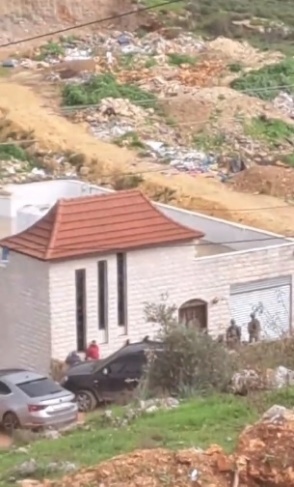 Occupation forces surround a house and arrest a young man east of Nablus
