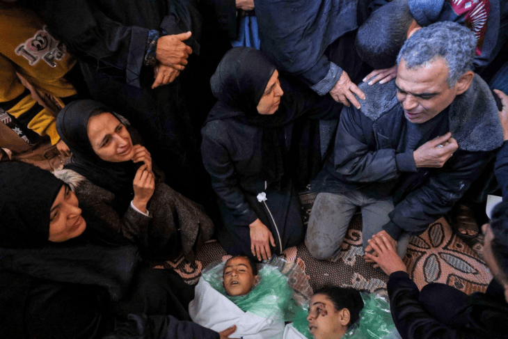 6 شهداء في قصف منزل بدير البلح وانقطاع الكهرباء عن مستشفى ناصر