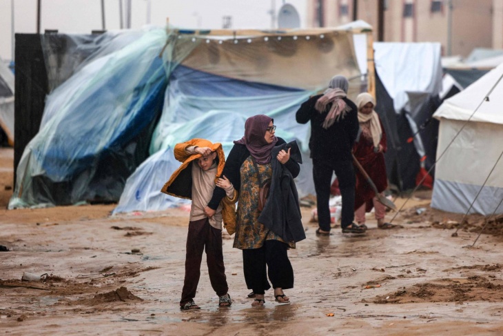 Heavy rain destroys the tents of displaced people in Khan Yunis