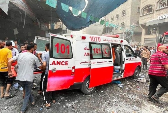 One death and several injuries as a result of the occupation’s bombing of the vicinity of Al-Amal Hospital in Khan Yunis