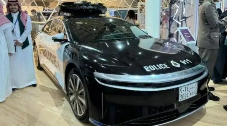 السعودية: أول سيارة أمنية ذكية.. ترصد المخالفات وتتعرف على المطلوبين