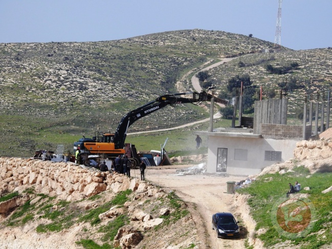 The occupation demolishes a house and an agricultural room in the village of Al-Burj, southwest of Hebron