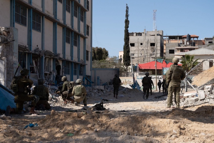 The Israeli army targets the third floor of Al Amal Hospital