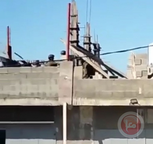 شاهد- قوات الاحتلال تهدم أعمدة منزل قيد الانشاء في ديربلوط