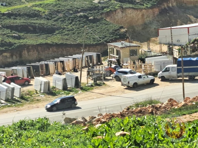 Salfit: The occupation raids a factory in Qarawat Bani Hassan