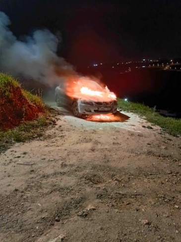 Colonists burn a vehicle in Burin, south of Nablus