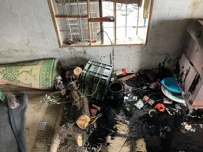 Settlers burn an agricultural room and attack citizens in Kafr al-Dik