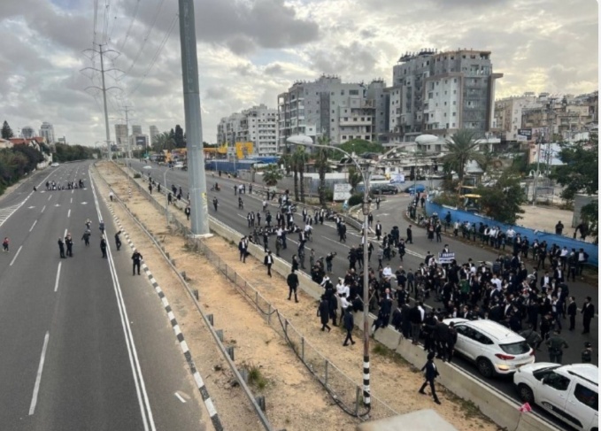 &quot;نموت ولا نتجنّد&quot;.. مواجهات بين &quot;الحريديم&quot; وشرطة الاحتلال