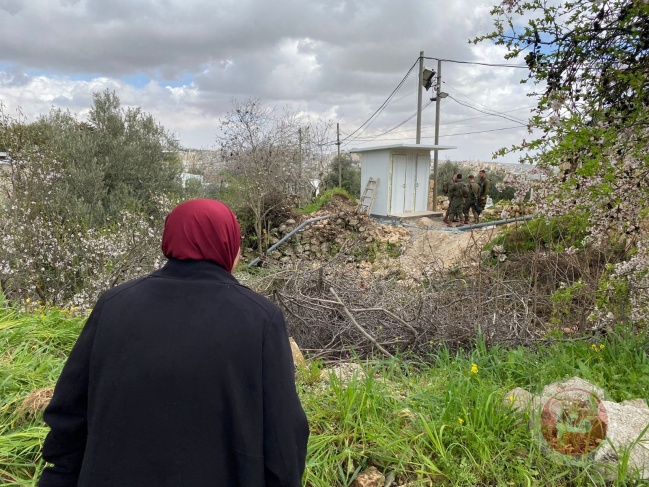 Settlers place a health unit on the lands of the Hebron municipality and the Abu Haikal family