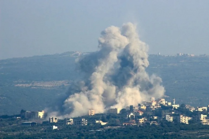 جيش الاحتلال يعلن استهداف مواقع لحزب الله بجنوب لبنان