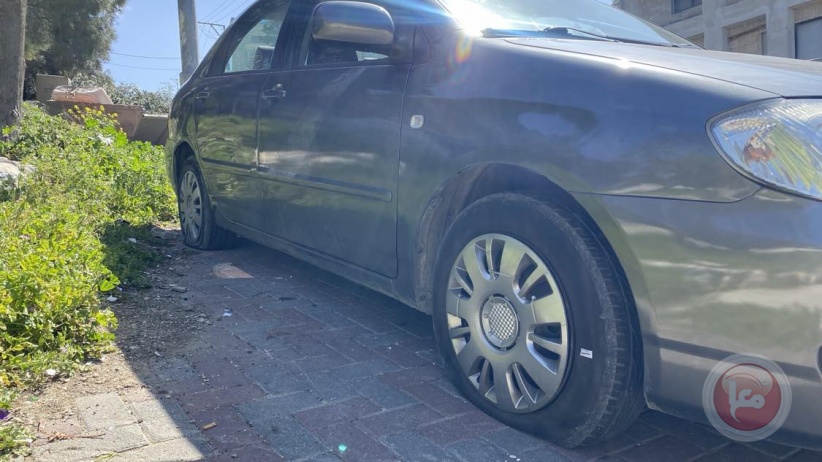 Settlers sabotage vehicle tires in the Al-Sawana neighborhood in Jerusalem