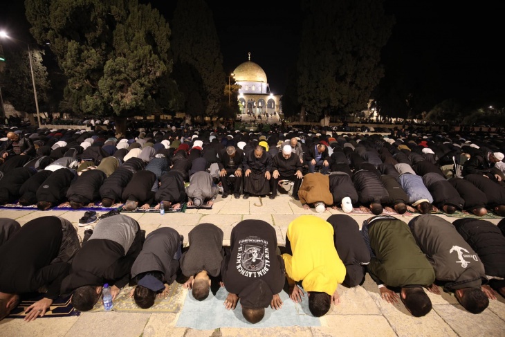 45 thousand perform the evening and Tarawih prayers in Al-Aqsa Mosque