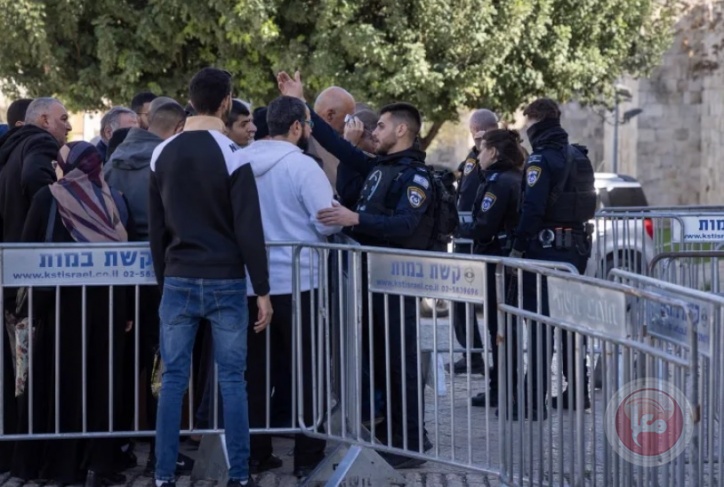 The occupation police put up “iron barriers”  At the gates of Al-Aqsa