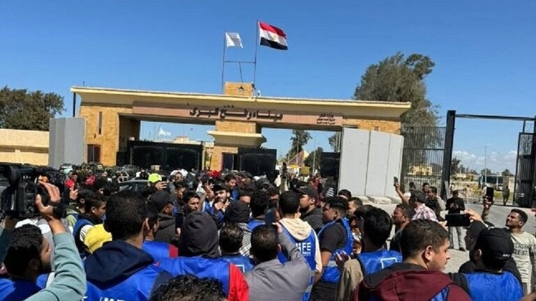 Egyptian demonstrations in front of the Rafah crossing