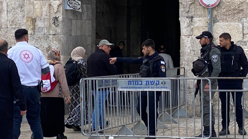 Young men and female tourists from Türkiye were prevented from entering Al-Aqsa to perform at dawn on Friday