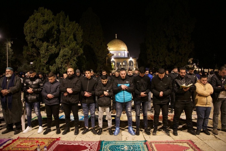 20 thousand perform the evening and Tarawih prayers in Al-Aqsa Mosque