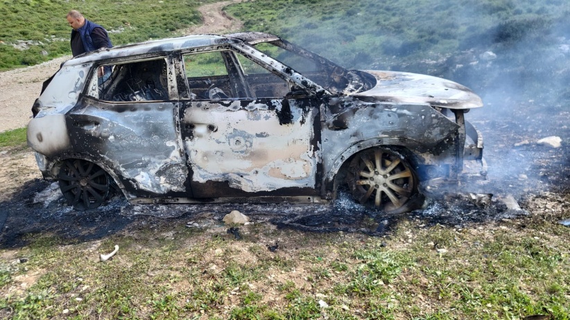Settlers attack a citizen and burn his vehicle near Nablus
