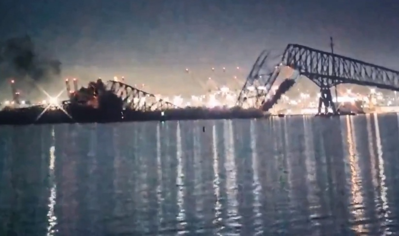 انهيار جسر بمدينة بالتيمور الأميركية بعد اصطدام سفينة شحن به
