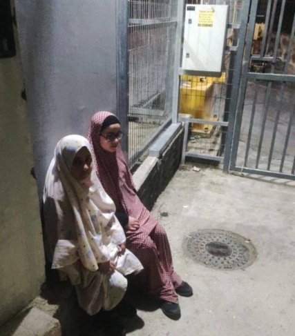 The occupation detains two girls in central Hebron