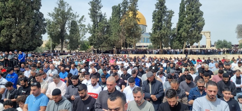 125 thousand worshipers perform the third Friday prayer of Ramadan at Al-Aqsa