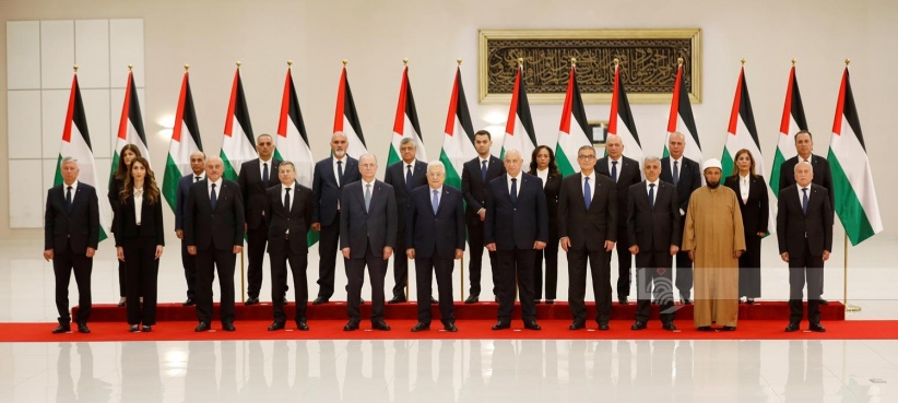 The new government is sworn in before President Abbas