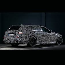 تأكيد طرح سيارة BMW M5 Wagon 2025 في أمريكا
