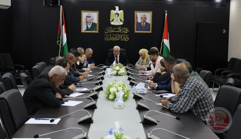 وزير الداخلية يلتقي مجموعة من رؤساء وممثلي مؤسسات المجتمع المدني 