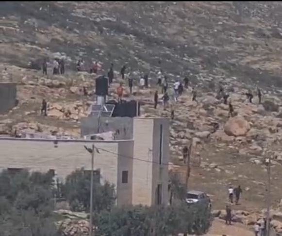 مستوطنون يهاجمون بلدة المغير ويطلقون الرصاص على المنازل 
