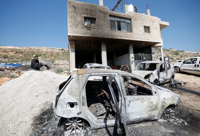 مستوطنون يحرقون منازل وسيارت لمواطنين قرب رام الله ونابلس