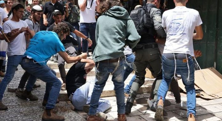 Settlers beat a citizen and kidnap another east of Ramallah
