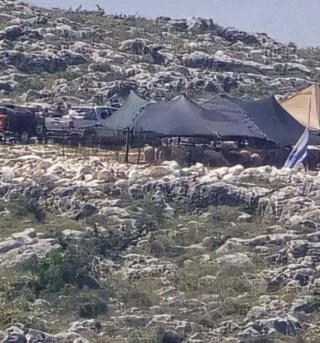مستوطنون ينصبون خياما على أراضي المواطنين في كفر الديك