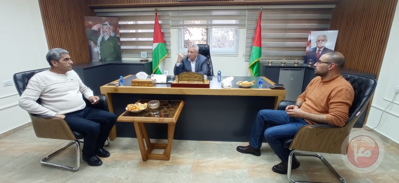 العلاقات العامة في مخابرات الخليل تجتمع مع رئيس بلدية الظاهرية