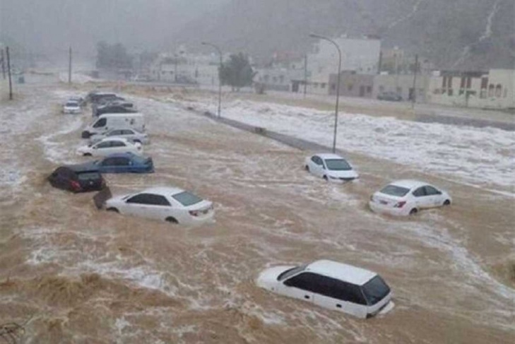 عواصف رعدية &quot;تغرق&quot; بعض دول الخليج في فيضانات عارمة (صور)