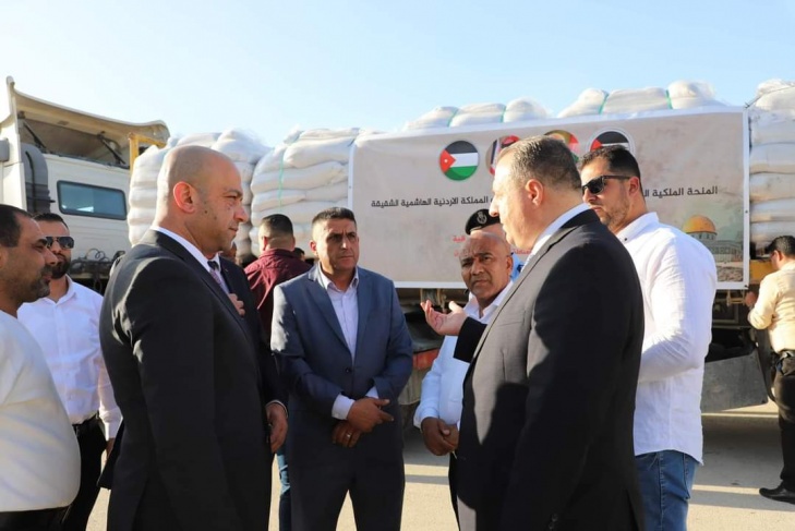 The Jordanian government delivers its Palestinian counterpart the first convoy of aid