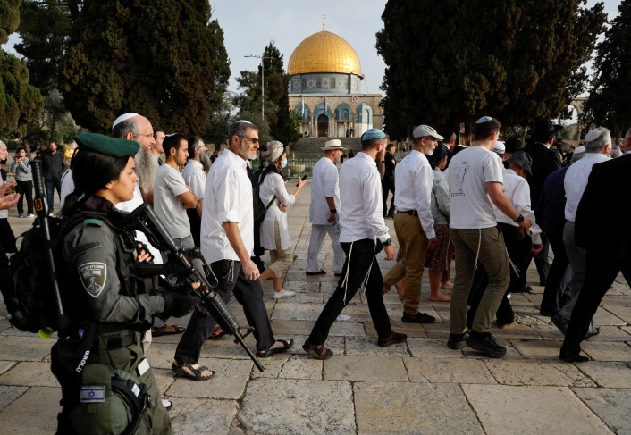 Calls to raise the Israeli flag at Al-Aqsa - dozens of settlers storm it