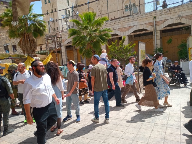 Hundreds of settlers storm the Ibrahimi Mosque and the Old City of Hebron