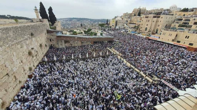 Tens of thousands declaim Al-Aqsa and Al-Buraq on the third day of “Jewish Passover”